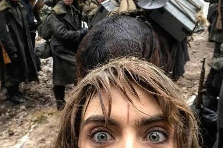 Cara Delevingne bei den Dreharbeiten zu ihrer neuen Serie Cara Delevingne bei den Dreharbeiten zu ihrer neuen Serie