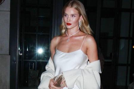 Rosie Huntington-Whiteley im eleganten Ausgeh-Outfit Rosie Huntington-Whiteley im eleganten Ausgeh-Outfit