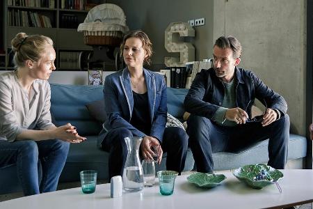 Olga Lenski (Maria Simon, M.) und Adam Raczek (Lucas Gregorowicz, r.) verhören Leons Mutter (Katharina Heyer, l.) Olga Lenski (Maria Simon, M.) und Adam Raczek (Lucas Gregorowicz, r.) verhören Leons Mutter (Katharina Heyer, l.)