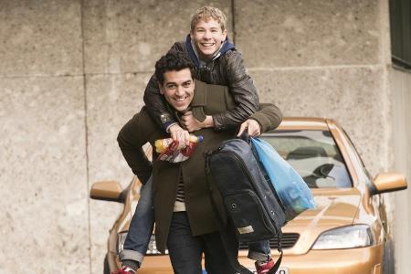 Elyas M'Barek als Lenny und Philip Noah Schwarz als David in Elyas M'Barek als Lenny und Philip Noah Schwarz als David in