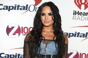 Demi Lovato im schauderhaften Denim-Look