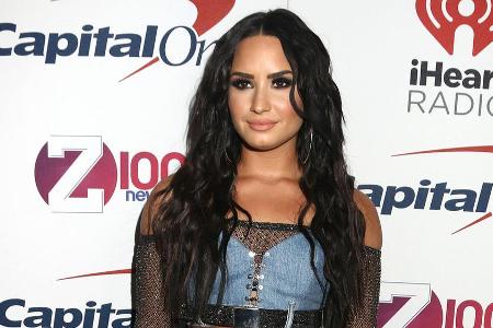 Mit ihrem merkwürdigen Denim Outfit hat sich Demi Lovato leider keinen Gefallen getan Mit ihrem merkwürdigen Denim Outfit hat sich Demi Lovato leider keinen Gefallen getan