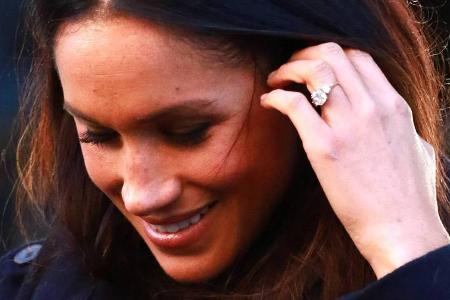 Präsentiert stolz ihren Verlobungsring: Meghan Markle Präsentiert stolz ihren Verlobungsring: Meghan Markle