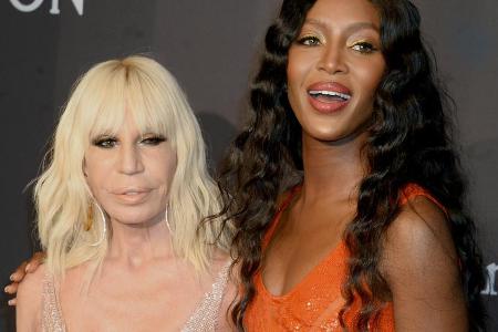 Donatella Versace und Naomi Campbell im Februar 2017 bei der amfAR Gala in New York Donatella Versace und Naomi Campbell im Februar 2017 bei der amfAR Gala in New York