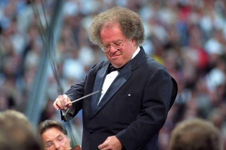 James Levine bei einem Konzert in der Waldbühne Berlin James Levine bei einem Konzert in der Waldbühne Berlin