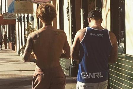 Justin Bieber schlendert Oberkörperfrei neben seinem Vater Jeremy Bieber Justin Bieber schlendert Oberkörperfrei neben seinem Vater Jeremy Bieber