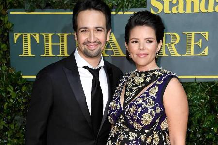 Lin-Manuel Miranda und seine Frau Vanessa Nadal, unter deren Kleid sich ein Babybauch versteckt Lin-Manuel Miranda und seine Frau Vanessa Nadal, unter deren Kleid sich ein Babybauch versteckt