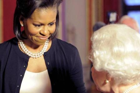 Michelle Obama war bei der Queen auch schon mal zu stürmisch Michelle Obama war bei der Queen auch schon mal zu stürmisch