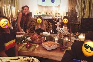 Heidi Klum mit ihren vier Kindern an der gedeckten Weihnachtstafel