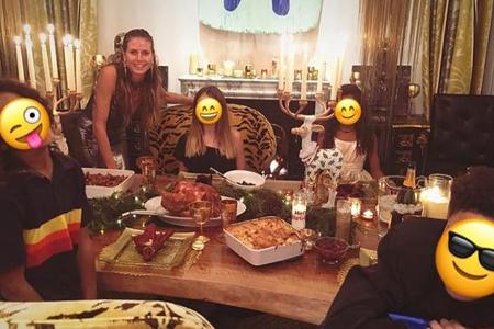 Heidi Klum mit ihren vier Kindern an der gedeckten Weihnachtstafel Heidi Klum mit ihren vier Kindern an der gedeckten Weihnachtstafel