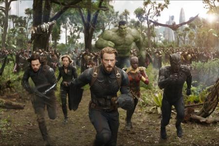 Captain America (Chris Evans, M.) und Co. bekommen es in Captain America (Chris Evans, M.) und Co. bekommen es in