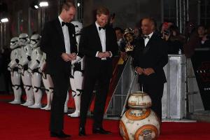 "Star Wars"-Premiere: Prinz William in Smoking und Samt-Schuhen