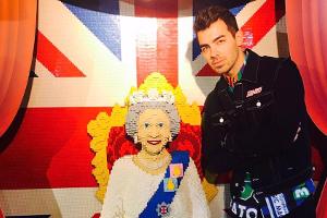 Joe Jonas ließ sich neben einer Lego-Version der Queen fotografieren