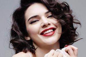 Kendall Jenner performt als brünette Marilyn Monroe