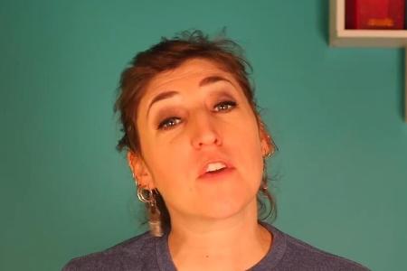 Serien-Star mit klarer Meinung: Mayim Bialik in ihrem Videoappell Serien-Star mit klarer Meinung: Mayim Bialik in ihrem Videoappell
