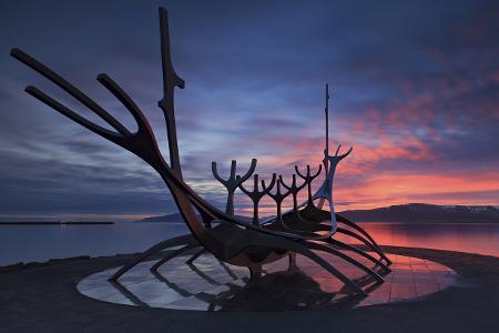 Die Skulptur Sonnenfahrt stellt ein Wikingerschiff dar - und gehört zu den meist fotografierten Kunstwerken in Reykjavík