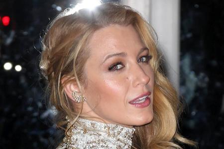 Blake Lively trug ihre blonde Mähne bei der amfAR-Gala in New York halb hoch gesteckt, halb offen.
