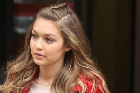 Gigi Hadid kombinierte ihr signalrotes Streetstyle-Outfit mit einer angesagten Flechtfrisur.