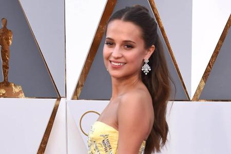 Schauspielerin Alicia Vikander trug bei den Oscars 2016 den angesagten Half-Ponytail.
