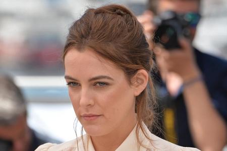Die Haare ihrer Kollegin und Elvis-Enkelin Riley Keough wirkten von vorne hingegen wie eine brave Hochsteck-Frisur...