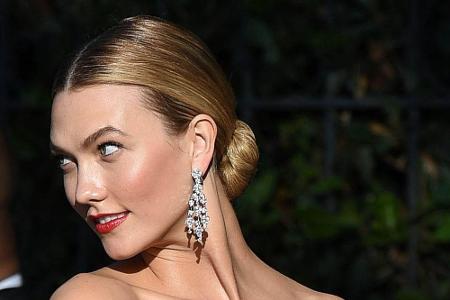 Eleganter ging es bei Model Karlie Kloss zu: Ihre Haare waren in Cannes zu einem tief sitzenden Dutt frisiert.