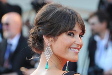 Die britische Schauspielerin Gemma Arterton tat es hier gleich und hatte ihre dunkelbraunen Haare ebenfalls zu einem raffini...