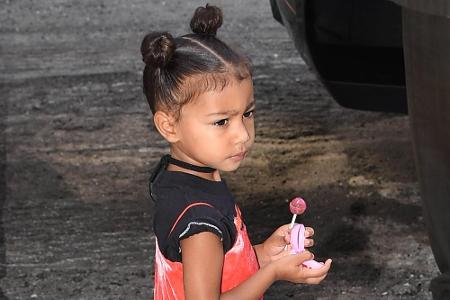 Auch die kleinen Promis (wie hier North West) sind, zumindest was das Haarstyling angeht, ganz vorne mit dabei.