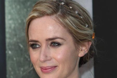 Schauspielerin Emily Blunt entschied sich bei ihrem großen Auftritt auf dem roten Teppich für ein filigranes Haarband.
