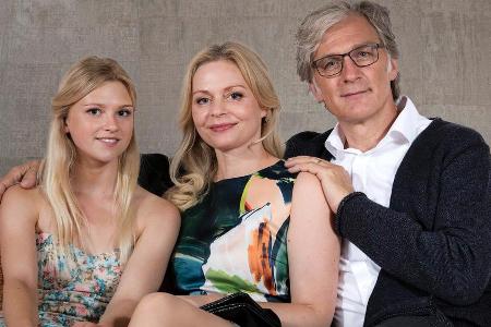 Die Familie Winter: Tochter Marie (Sinje Irslinger, l.) und ihre Eltern, Tanja (Susanna Simon) und Matthias (Walter Sittler)