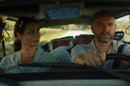 Kirsten (Anja Kling) und Karl (Götz Schubert) fahren mit dem Trabi zu ihren Töchtern nach Ungarn an den Plattensee, weil sie...
