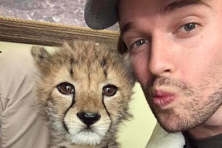 Patrick Schwarzenegger war zu Besuch im Zoo in Ohio, USA Patrick Schwarzenegger war zu Besuch im Zoo in Ohio, USA