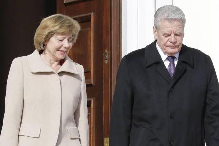 Daniela Schadt und Bundespräsident Joachim Gauck vor dem Schloss Bellevue Daniela Schadt und Bundespräsident Joachim Gauck vor dem Schloss Bellevue