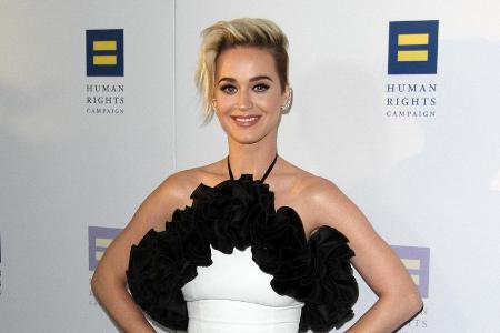 Katy Perrys Look wirkte durch das eng anliegende Kleid und die großen Rüschen sexy und verspielt zugleich Katy Perrys Look wirkte durch das eng anliegende Kleid und die großen Rüschen sexy und verspielt zugleich