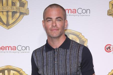 Bei den Fans kommt Chris Pines neuer Look gar nicht gut an Bei den Fans kommt Chris Pines neuer Look gar nicht gut an