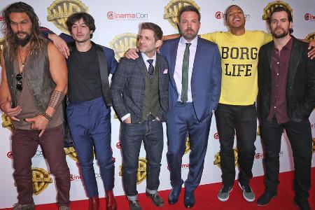 Bei der CinemaCon in Las Vegas (v.l.): Jason Mamoa, Ezra Miller, Regisseur Zack Snyder, Ben Affleck, Ray Fisher und Henry Ca... Bei der CinemaCon in Las Vegas (v.l.): Jason Mamoa, Ezra Miller, Regisseur Zack Snyder, Ben Affleck, Ray Fisher und Henry Ca...