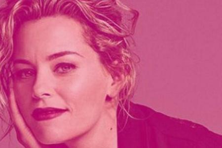 Elizabeth Banks tauchte ihr Profilbild in pinke Farbe Elizabeth Banks tauchte ihr Profilbild in pinke Farbe