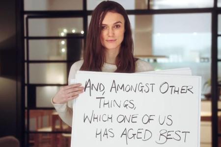 14 Jahre nach der legendären Szene im Original greift Schauspielerin Keira Knightley zu Pappschildern 14 Jahre nach der legendären Szene im Original greift Schauspielerin Keira Knightley zu Pappschildern