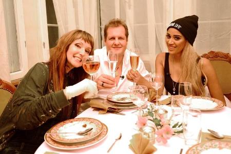 Ein Platz bleibt bei Hanka Rackwitz leer: Zu ihrem Dinner erscheinen nur Jens Büchner und Sarah Joelle Jahnel Ein Platz bleibt bei Hanka Rackwitz leer: Zu ihrem Dinner erscheinen nur Jens Büchner und Sarah Joelle Jahnel