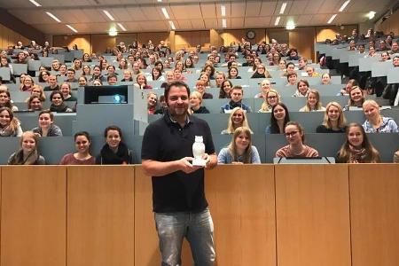 Martin Rütter hat als Gastdozent an der TiHo Hannover den Preis für die am besten besuchte Vorlesung des Jahres bekommen Martin Rütter hat als Gastdozent an der TiHo Hannover den Preis für die am besten besuchte Vorlesung des Jahres bekommen