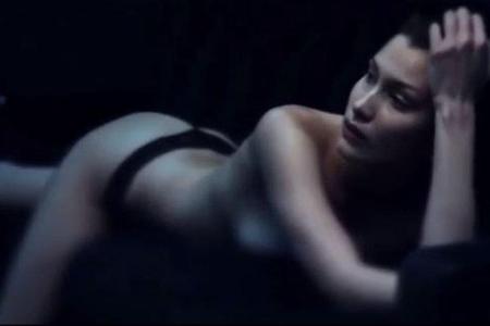 Bella Hadid posiert oben ohne Bella Hadid posiert oben ohne