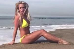 Britney Spears räkelt sich im gelben Bikini im Sand