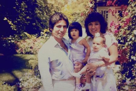 Happy Retro-Family: Robert, Kourtney, Kris und Kim Kardashian (v.l.n.r.) in den Achzigern Happy Retro-Family: Robert, Kourtney, Kris und Kim Kardashian (v.l.n.r.) in den Achzigern