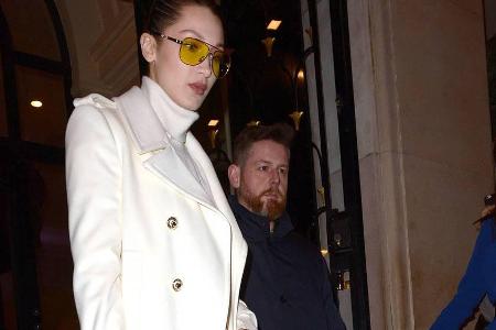 Bella Hadid macht die Straßen von Paris zum Laufsteg Bella Hadid macht die Straßen von Paris zum Laufsteg