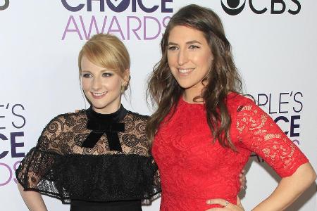 Melissa Rauch (l.) und Mayim Bialik werden von ihren Melissa Rauch (l.) und Mayim Bialik werden von ihren