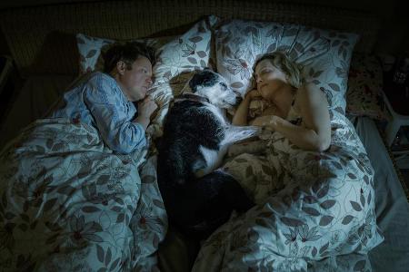 Hans und Yvonne im Ehebett mit Hund Kurt