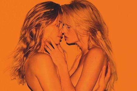 Nicht nur das Cover, auch dieser Schnappschuss der beiden Blondinen lässt sich sehen