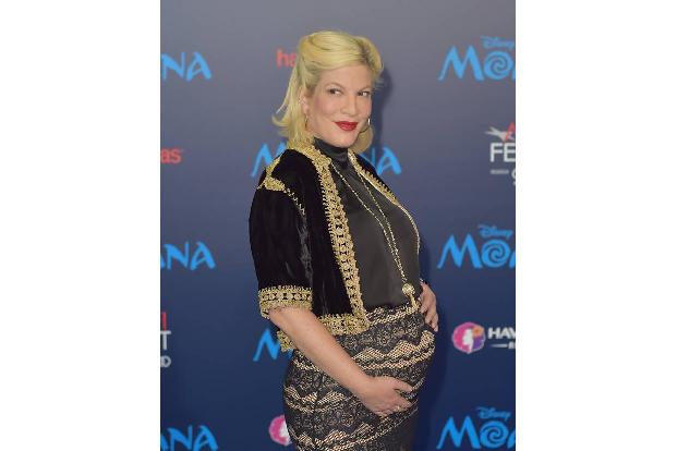 ...gibt's bei Tori Spelling keine, denn diese Kugel kann sie wirklich nicht mehr verstecken. 