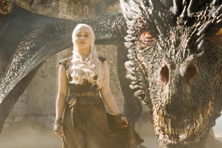Erreicht endlich ihr Ziel: Daenerys Targaryen (Emilia Clarke) und ihre drei Drachen Erreicht endlich ihr Ziel: Daenerys Targaryen (Emilia Clarke) und ihre drei Drachen