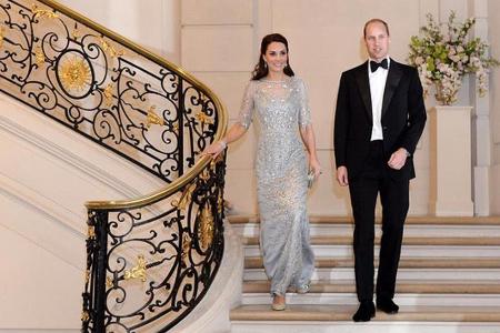 Das letzte Outfit des Tages war zugleich das schönste: Herzogin Kate strahlte neben Prinz William in einem eisblauen Glitzer... Das letzte Outfit des Tages war zugleich das schönste: Herzogin Kate strahlte neben Prinz William in einem eisblauen Glitzer...