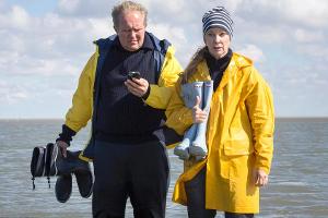 "Eltern allein zu Haus: Die Schröders": Sabine (Ann-Kathrin Kramer) und Bernd (Harald Krassnitzer) haben bei einer Wattwande...